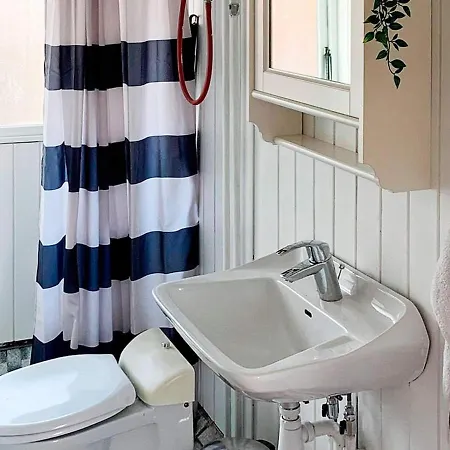 Two-bedroom Holiday In 6 *